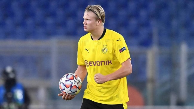 英超日本国脚与战犯照片合影，其俱乐部比赛在中国照常直播引球迷不满，咪咕客服回应