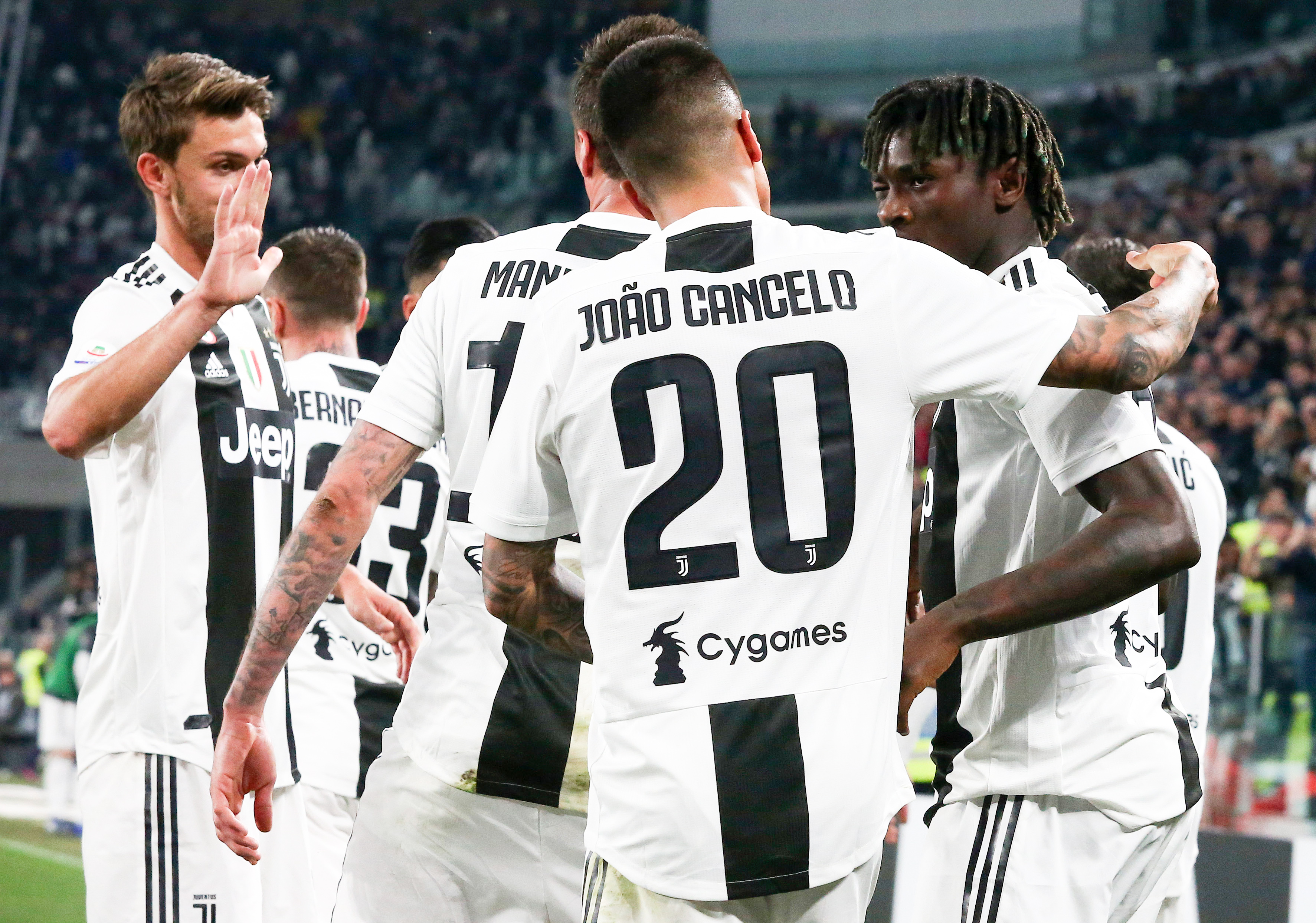 劳塔罗进球后比出A字，把进球献给受伤的前队友阿什拉夫