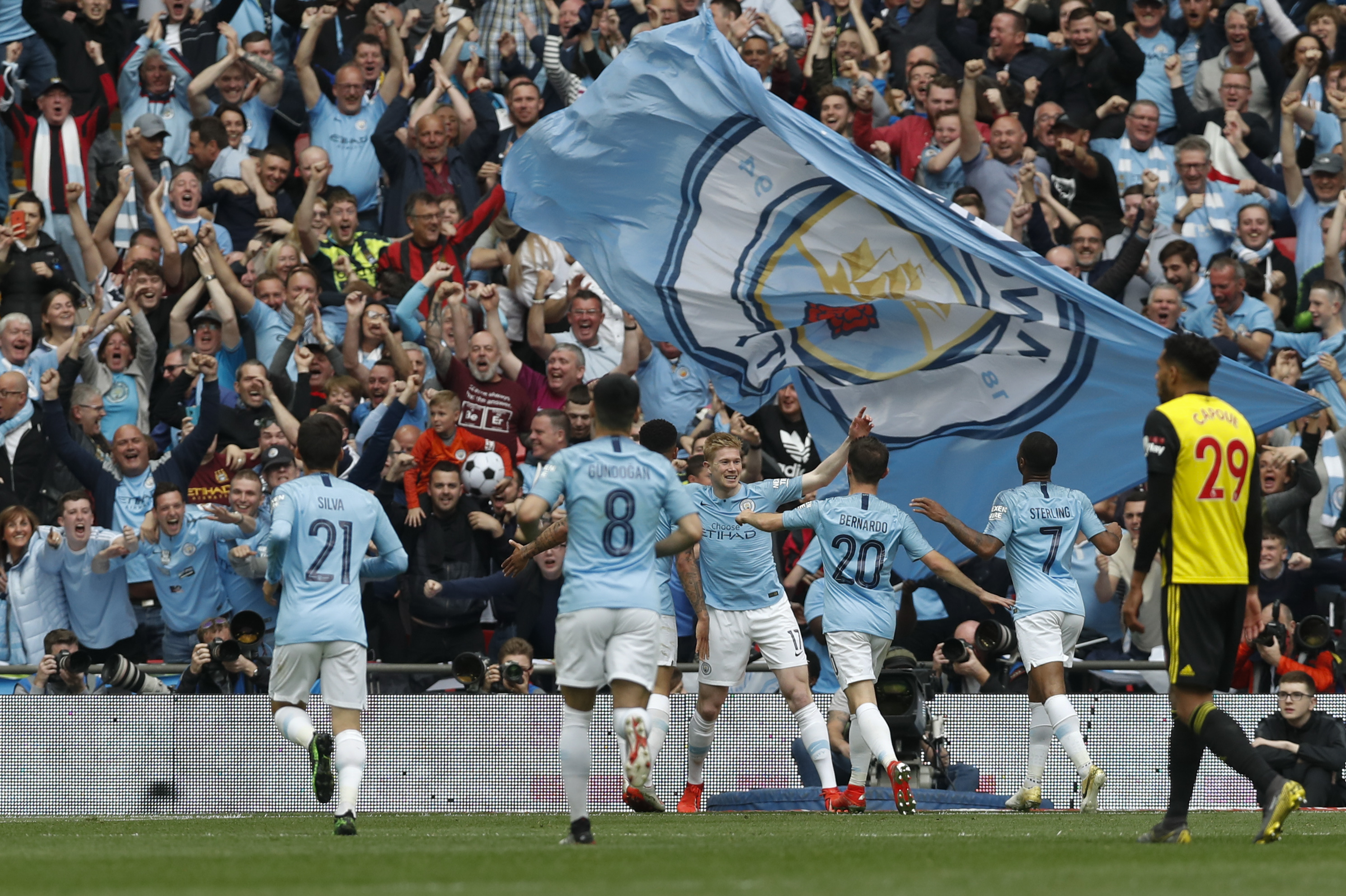 这谁顶得住啊？雷霆首节狂轰45分！9人登场均有得分入账