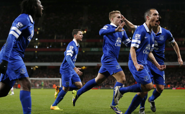 气得双手握拳！